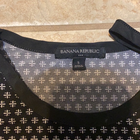 Banana republic size small sleeveless shirt - Picture 2 of 4